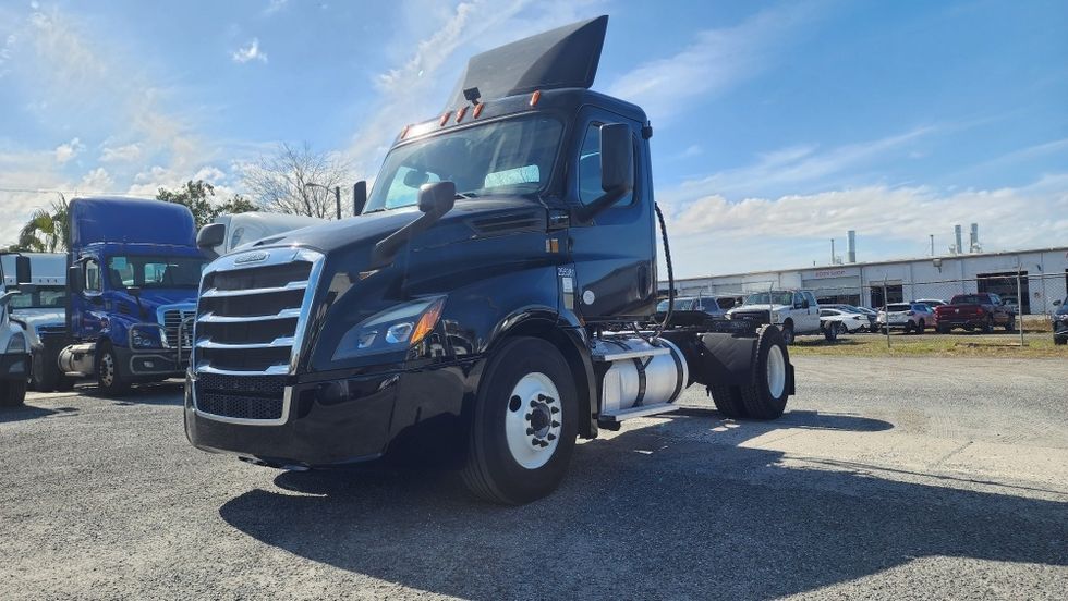 Day Cab Tractor-Heavy Duty Tractors-Freightliner-2019-T12642ST-Ocala-FL-156,904\n\t\tmiles-$ 42,750 - Image 3