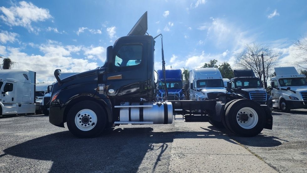Day Cab Tractor-Heavy Duty Tractors-Freightliner-2019-T12642ST-Ocala-FL-156,904\n\t\tmiles-$ 42,750 - Image 4