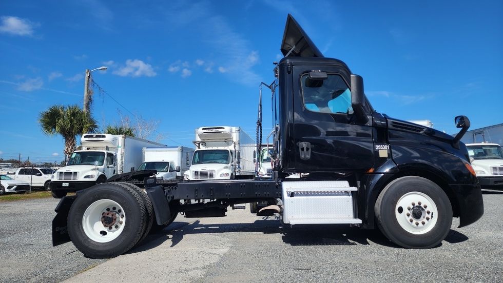 Day Cab Tractor-Heavy Duty Tractors-Freightliner-2019-T12642ST-Ocala-FL-156,904\n\t\tmiles-$ 42,750 - Image 8