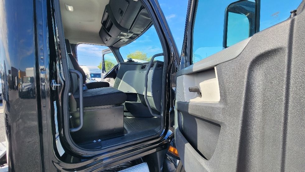 Day Cab Tractor-Heavy Duty Tractors-Freightliner-2019-T12642ST-Ocala-FL-168,501\n\t\tmiles-$ 48,500 - Image 12