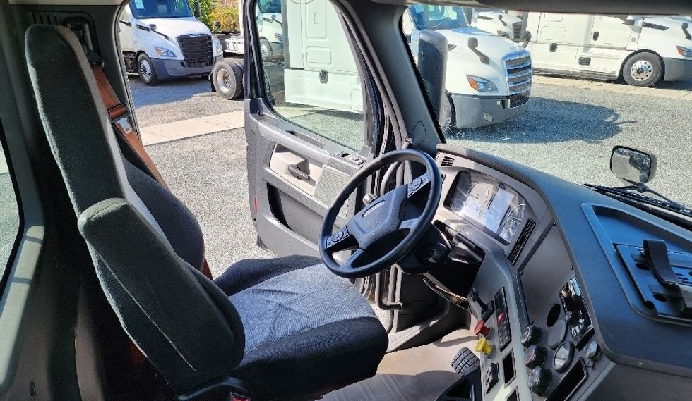 Day Cab Tractor-Heavy Duty Tractors-Freightliner-2019-T12642ST-Ocala-FL-168,501\n\t\tmiles-$ 48,500 - Image 14