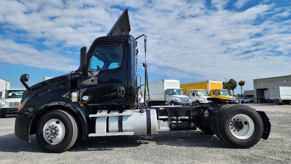 Day Cab Tractor-Heavy Duty Tractors-Freightliner-2019-T12642ST-Ocala-FL-168,501\n\t\tmiles-$ 48,500 - Image 4