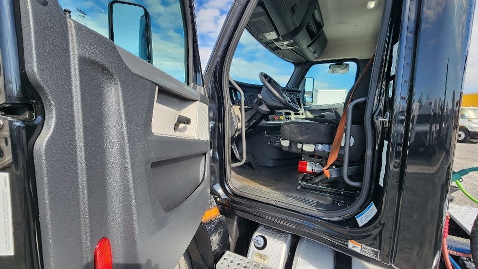 Day Cab Tractor-Heavy Duty Tractors-Freightliner-2019-T12642ST-Ocala-FL-168,501\n\t\tmiles-$ 48,500 - Image 9