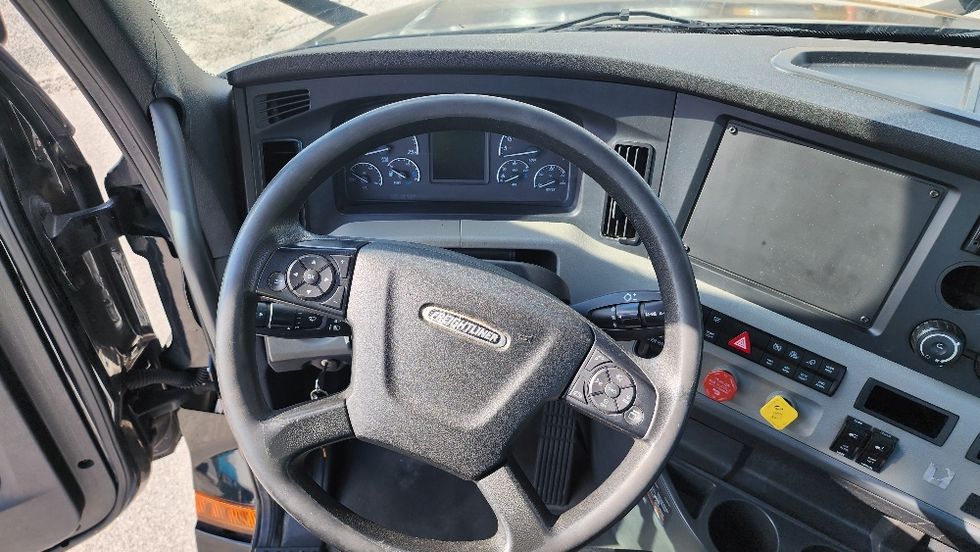 Day Cab Tractor-Heavy Duty Tractors-Freightliner-2019-T12642ST-Ocala-FL-181,084\n\t\tmiles-$ 48,000 - Image 11