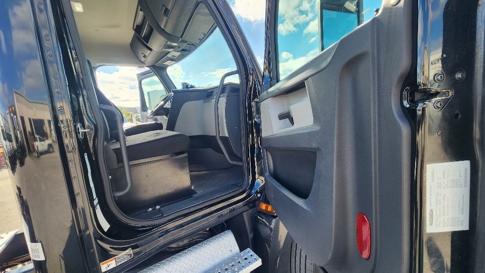 Day Cab Tractor-Heavy Duty Tractors-Freightliner-2019-T12642ST-Ocala-FL-181,084\n\t\tmiles-$ 48,000 - Image 12