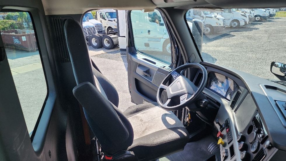 Day Cab Tractor-Heavy Duty Tractors-Freightliner-2019-T12642ST-Ocala-FL-181,084\n\t\tmiles-$ 48,000 - Image 14