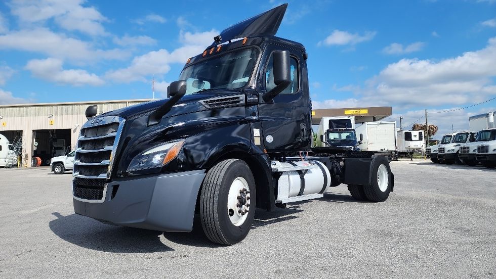Day Cab Tractor-Heavy Duty Tractors-Freightliner-2019-T12642ST-Ocala-FL-181,084\n\t\tmiles-$ 48,000 - Image 3