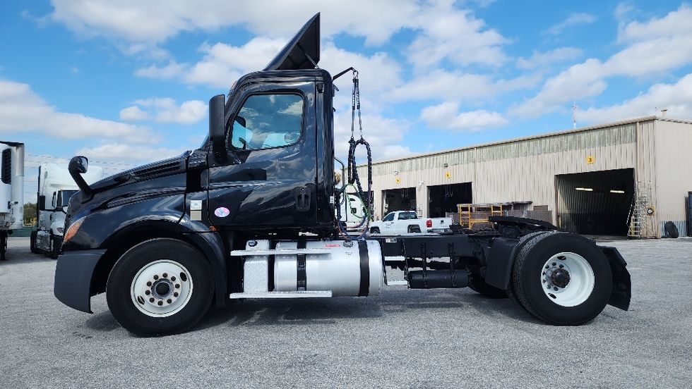 Day Cab Tractor-Heavy Duty Tractors-Freightliner-2019-T12642ST-Ocala-FL-181,084\n\t\tmiles-$ 48,000 - Image 4