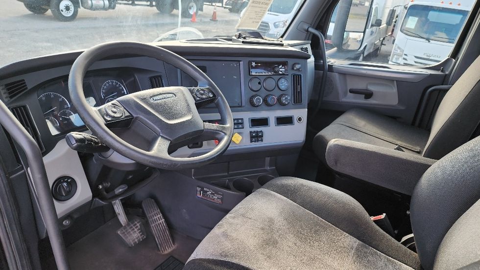 Day Cab Tractor-Heavy Duty Tractors-Freightliner-2019-T12642ST-Ocala-FL-214,280\n\t\tmiles-$ 43,750 - Image 10