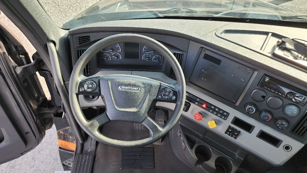 Day Cab Tractor-Heavy Duty Tractors-Freightliner-2019-T12642ST-Ocala-FL-214,280\n\t\tmiles-$ 43,750 - Image 11