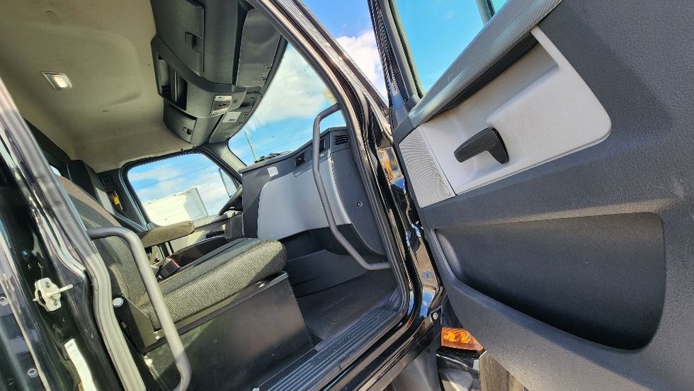 Day Cab Tractor-Heavy Duty Tractors-Freightliner-2019-T12642ST-Ocala-FL-214,280\n\t\tmiles-$ 43,750 - Image 12