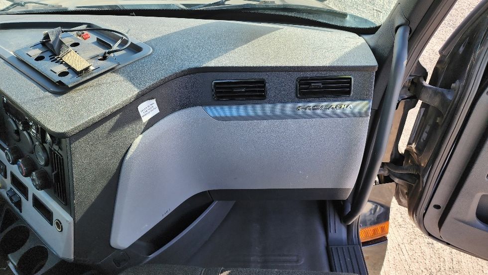 Day Cab Tractor-Heavy Duty Tractors-Freightliner-2019-T12642ST-Ocala-FL-214,280\n\t\tmiles-$ 43,750 - Image 13