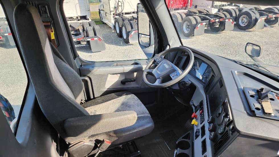 Day Cab Tractor-Heavy Duty Tractors-Freightliner-2019-T12642ST-Ocala-FL-214,280\n\t\tmiles-$ 43,750 - Image 14