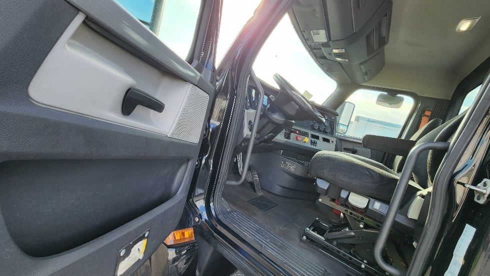 Day Cab Tractor-Heavy Duty Tractors-Freightliner-2019-T12642ST-Ocala-FL-214,280\n\t\tmiles-$ 43,750 - Image 9