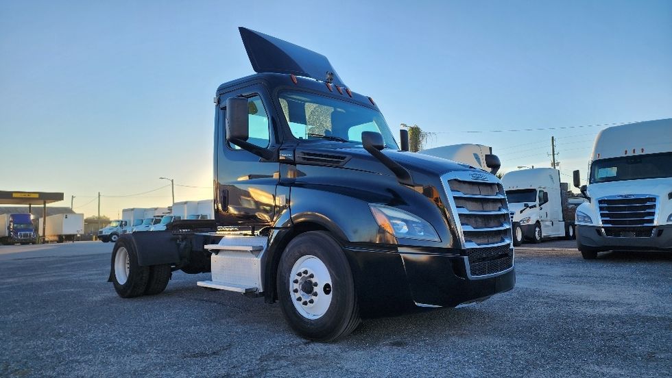 Day Cab Tractor-Heavy Duty Tractors-Freightliner-2019-T12642ST-Ocala-FL-216,219\n\t\tmiles-$ 46,000 - Image 1