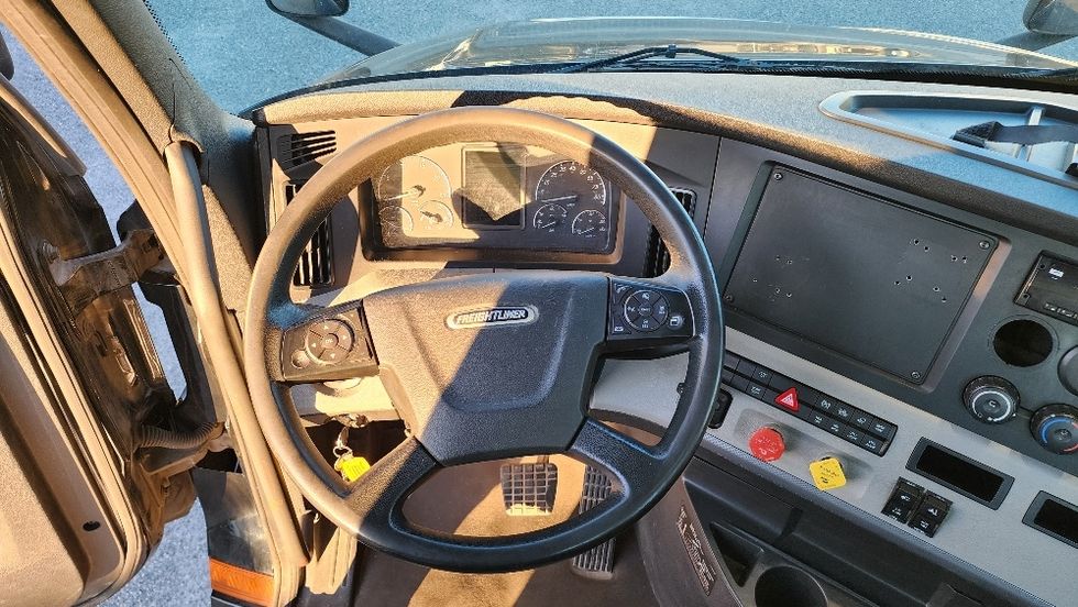 Day Cab Tractor-Heavy Duty Tractors-Freightliner-2019-T12642ST-Ocala-FL-216,219\n\t\tmiles-$ 46,000 - Image 11