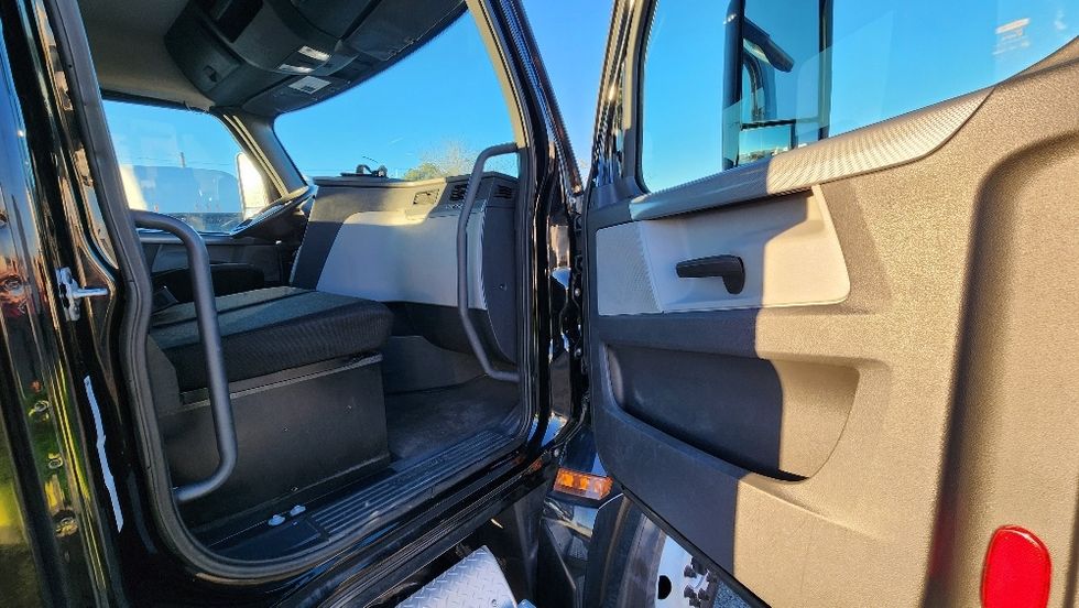 Day Cab Tractor-Heavy Duty Tractors-Freightliner-2019-T12642ST-Ocala-FL-216,219\n\t\tmiles-$ 46,000 - Image 12