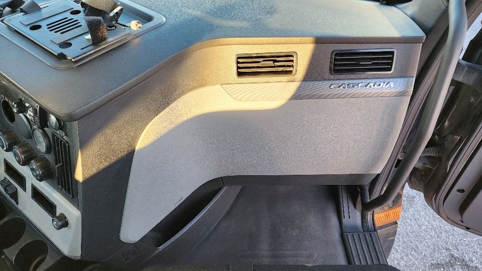 Day Cab Tractor-Heavy Duty Tractors-Freightliner-2019-T12642ST-Ocala-FL-216,219\n\t\tmiles-$ 46,000 - Image 13