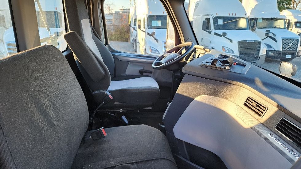 Day Cab Tractor-Heavy Duty Tractors-Freightliner-2019-T12642ST-Ocala-FL-216,219\n\t\tmiles-$ 46,000 - Image 14