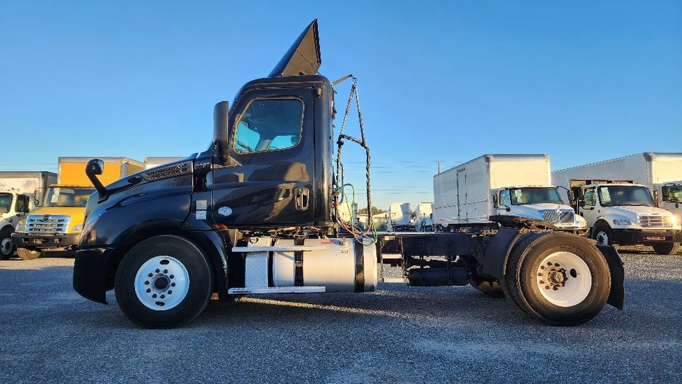 Day Cab Tractor-Heavy Duty Tractors-Freightliner-2019-T12642ST-Ocala-FL-216,219\n\t\tmiles-$ 46,000 - Image 4