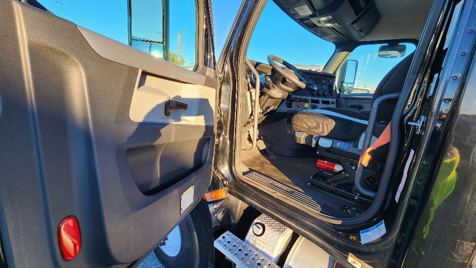 Day Cab Tractor-Heavy Duty Tractors-Freightliner-2019-T12642ST-Ocala-FL-216,219\n\t\tmiles-$ 46,000 - Image 9