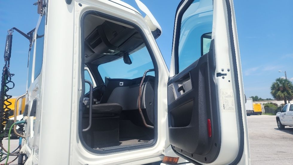 Day Cab Tractor-Heavy Duty Tractors-Freightliner-2019-T12642ST-Ocala-FL-232,510\n\t\tmiles-$ 49,500 - Image 12