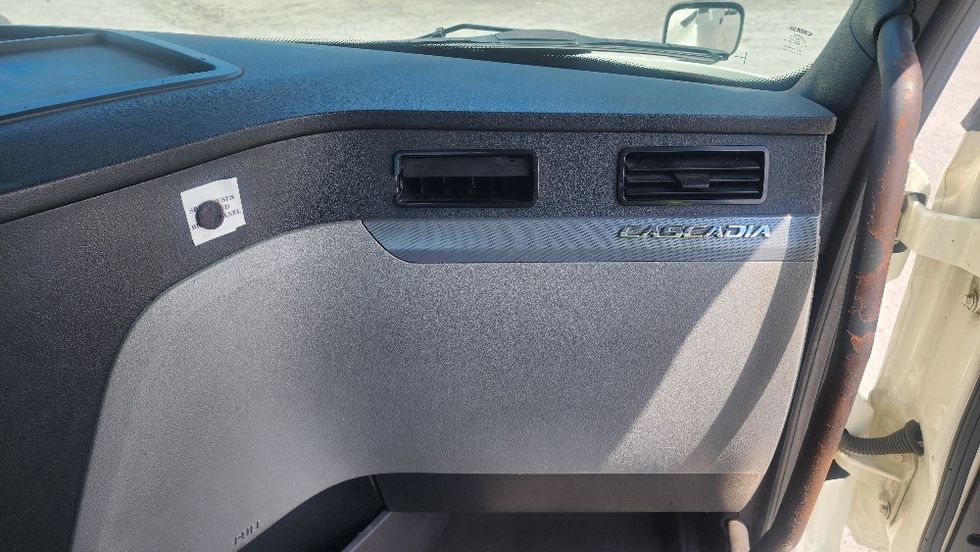 Day Cab Tractor-Heavy Duty Tractors-Freightliner-2019-T12642ST-Ocala-FL-232,510\n\t\tmiles-$ 49,500 - Image 13