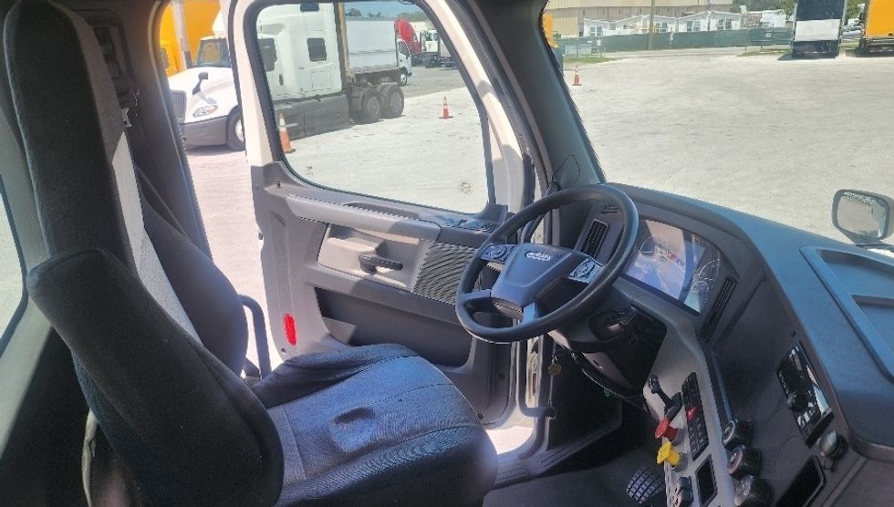 Day Cab Tractor-Heavy Duty Tractors-Freightliner-2019-T12642ST-Ocala-FL-232,510\n\t\tmiles-$ 49,500 - Image 14