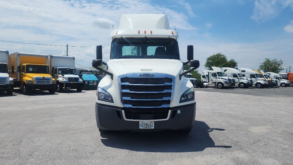 Day Cab Tractor-Heavy Duty Tractors-Freightliner-2019-T12642ST-Ocala-FL-232,510\n\t\tmiles-$ 49,500 - Image 2