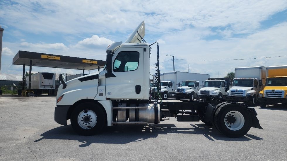 Day Cab Tractor-Heavy Duty Tractors-Freightliner-2019-T12642ST-Ocala-FL-232,510\n\t\tmiles-$ 49,500 - Image 4