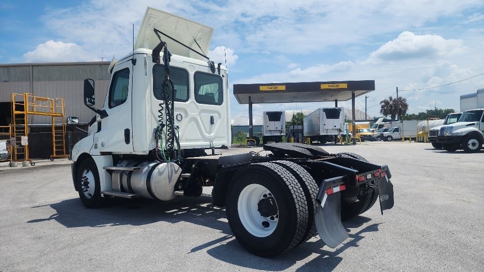 Day Cab Tractor-Heavy Duty Tractors-Freightliner-2019-T12642ST-Ocala-FL-232,510\n\t\tmiles-$ 49,500 - Image 5