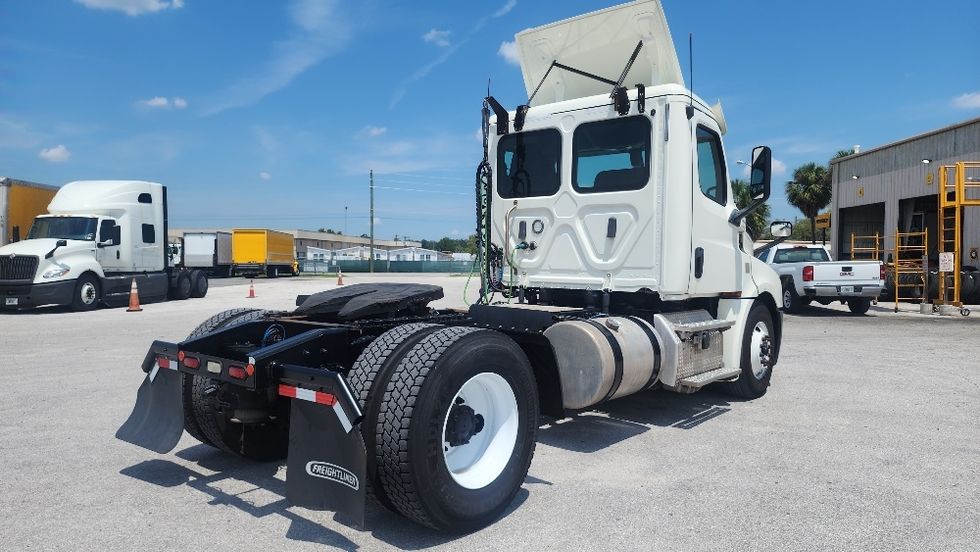 Day Cab Tractor-Heavy Duty Tractors-Freightliner-2019-T12642ST-Ocala-FL-232,510\n\t\tmiles-$ 49,500 - Image 7