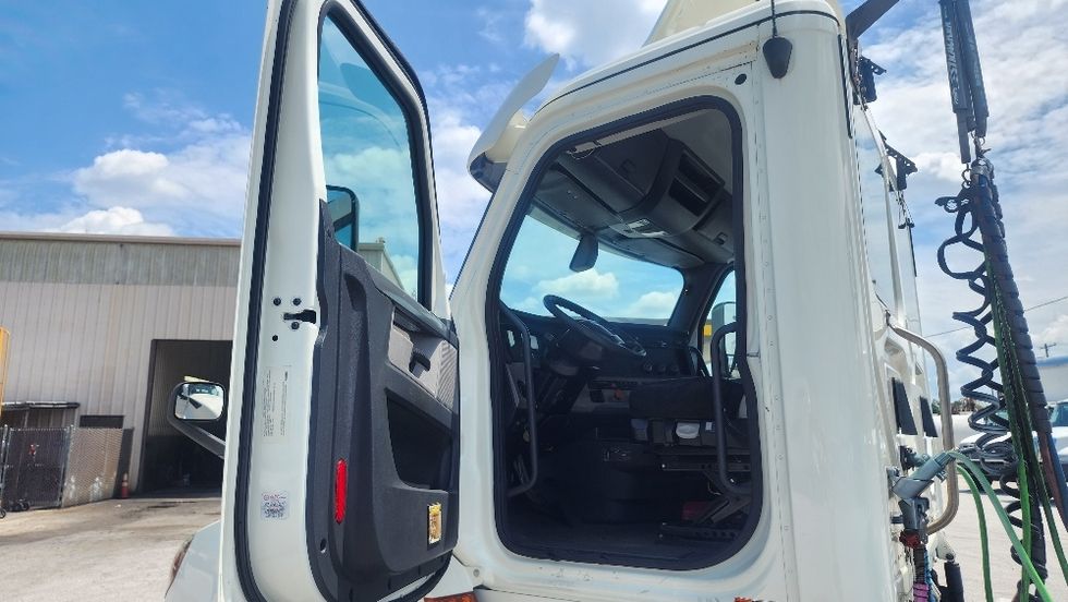 Day Cab Tractor-Heavy Duty Tractors-Freightliner-2019-T12642ST-Ocala-FL-232,510\n\t\tmiles-$ 49,500 - Image 9
