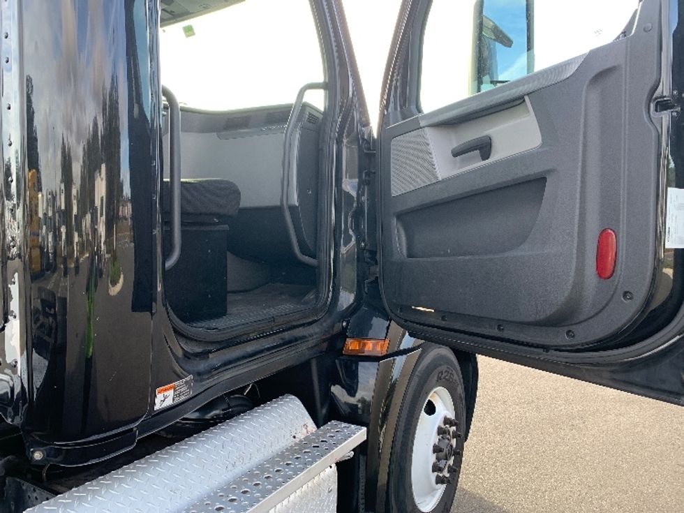 Day Cab Tractor-Heavy Duty Tractors-Freightliner-2019-T12642ST-Ocala-FL-246,152\n\t\tmiles-$ 42,750 - Image 12