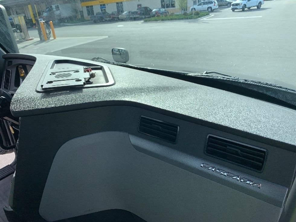 Day Cab Tractor-Heavy Duty Tractors-Freightliner-2019-T12642ST-Ocala-FL-246,152\n\t\tmiles-$ 42,750 - Image 13