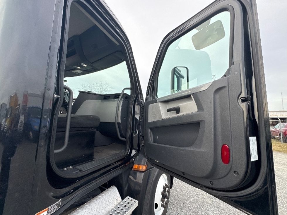 Day Cab Tractor-Heavy Duty Tractors-Freightliner-2019-T12642ST-Ocala-FL-249,716\n\t\tmiles-$ 42,750 - Image 12