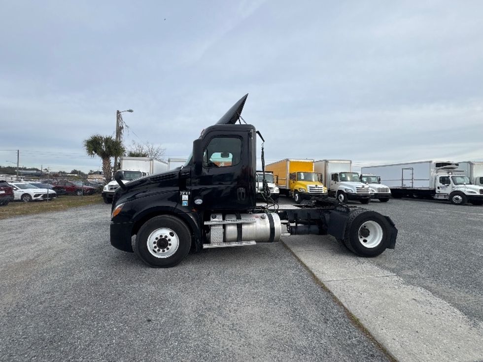 Day Cab Tractor-Heavy Duty Tractors-Freightliner-2019-T12642ST-Ocala-FL-249,716\n\t\tmiles-$ 42,750 - Image 4