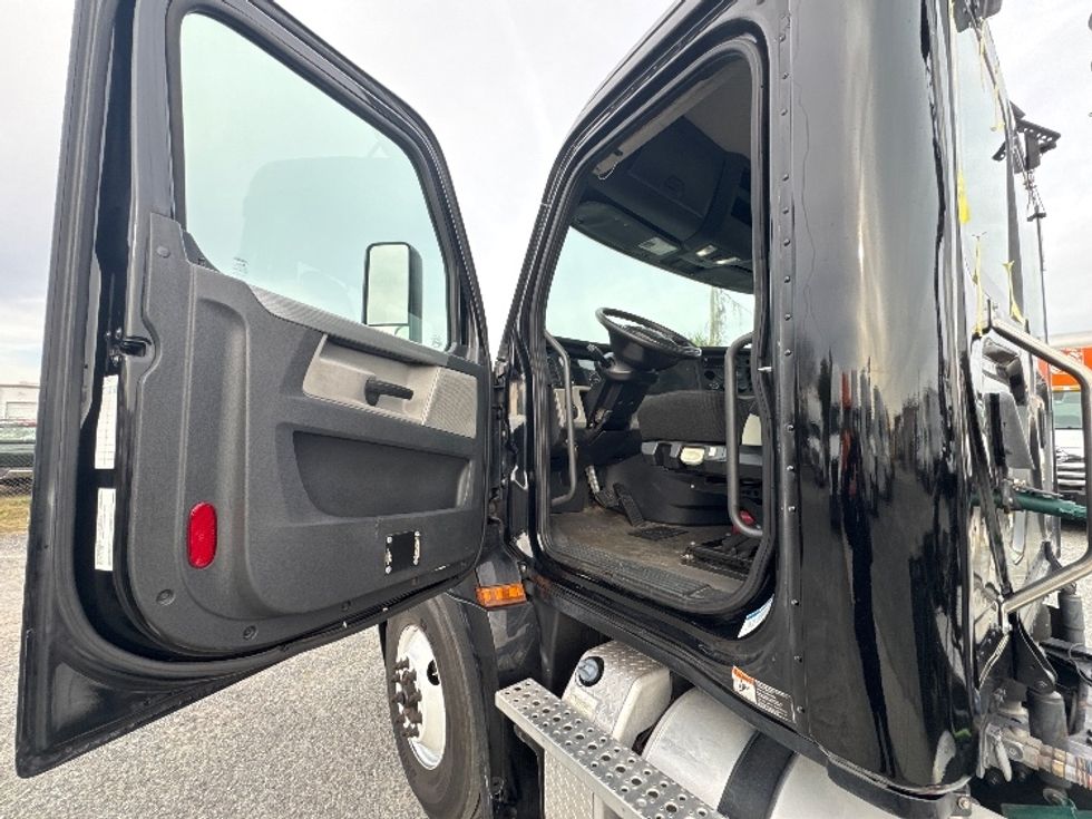 Day Cab Tractor-Heavy Duty Tractors-Freightliner-2019-T12642ST-Ocala-FL-249,716\n\t\tmiles-$ 42,750 - Image 9