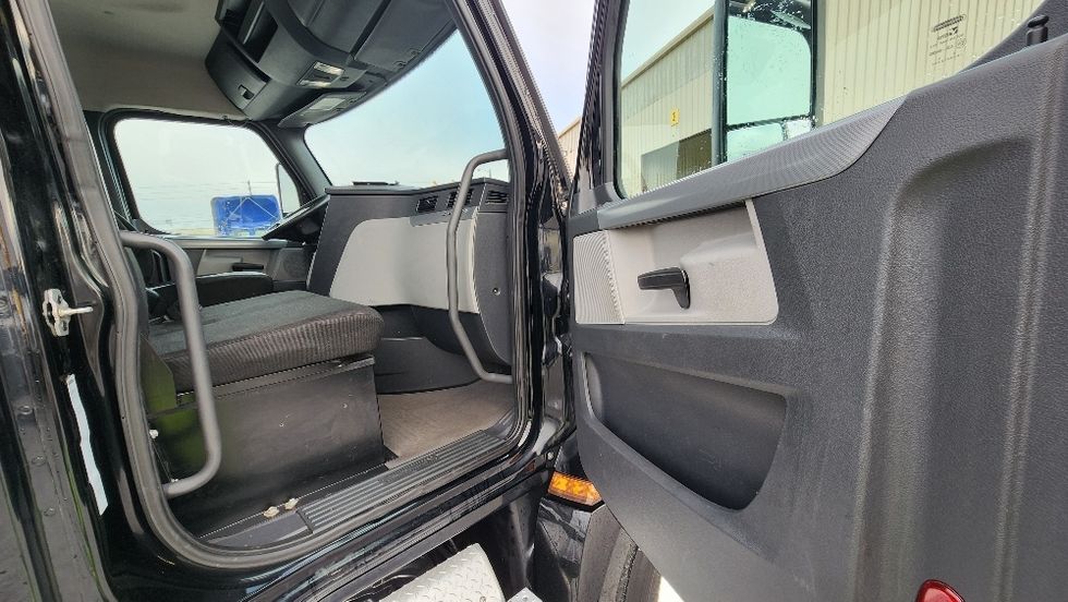 Day Cab Tractor-Heavy Duty Tractors-Freightliner-2019-T12642ST-Ocala-FL-294,546\n\t\tmiles-$ 40,500 - Image 12