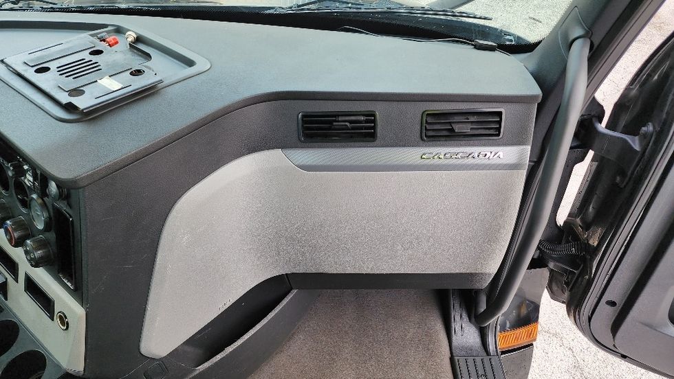 Day Cab Tractor-Heavy Duty Tractors-Freightliner-2019-T12642ST-Ocala-FL-294,546\n\t\tmiles-$ 40,500 - Image 13