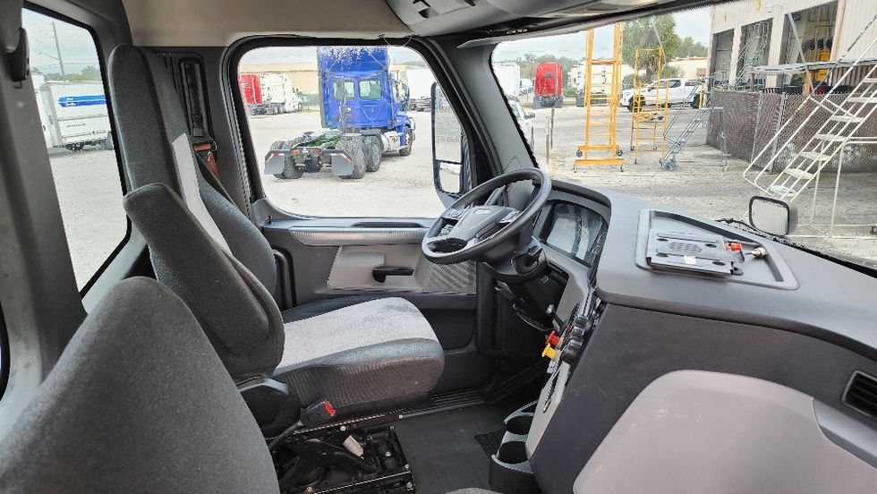 Day Cab Tractor-Heavy Duty Tractors-Freightliner-2019-T12642ST-Ocala-FL-294,546\n\t\tmiles-$ 40,500 - Image 14