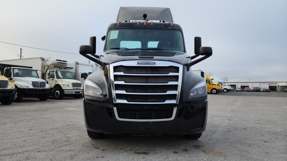 Day Cab Tractor-Heavy Duty Tractors-Freightliner-2019-T12642ST-Ocala-FL-294,546\n\t\tmiles-$ 40,500 - Image 2