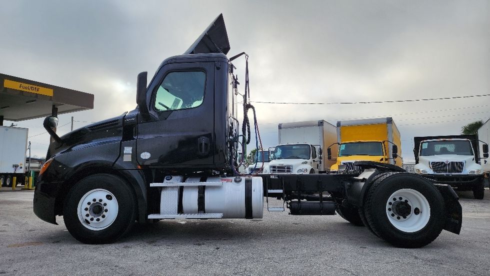 Day Cab Tractor-Heavy Duty Tractors-Freightliner-2019-T12642ST-Ocala-FL-294,546\n\t\tmiles-$ 40,500 - Image 4