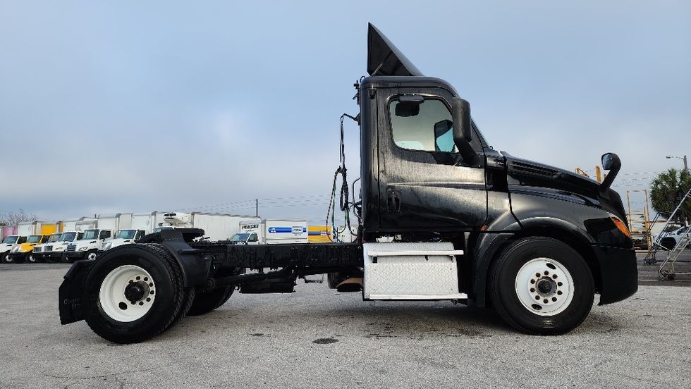 Day Cab Tractor-Heavy Duty Tractors-Freightliner-2019-T12642ST-Ocala-FL-294,546\n\t\tmiles-$ 40,500 - Image 8