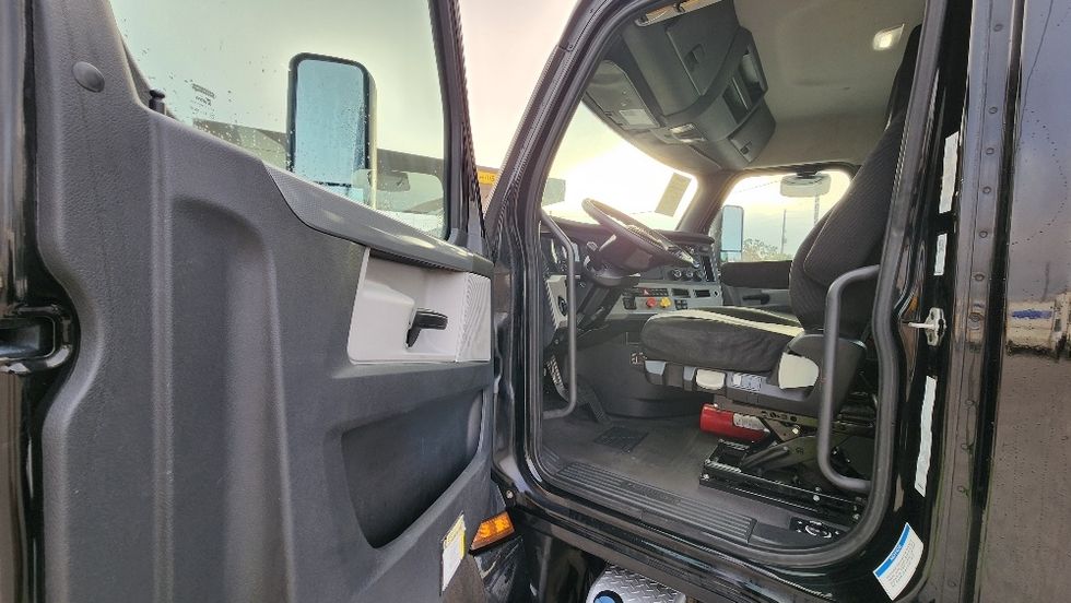 Day Cab Tractor-Heavy Duty Tractors-Freightliner-2019-T12642ST-Ocala-FL-294,546\n\t\tmiles-$ 40,500 - Image 9