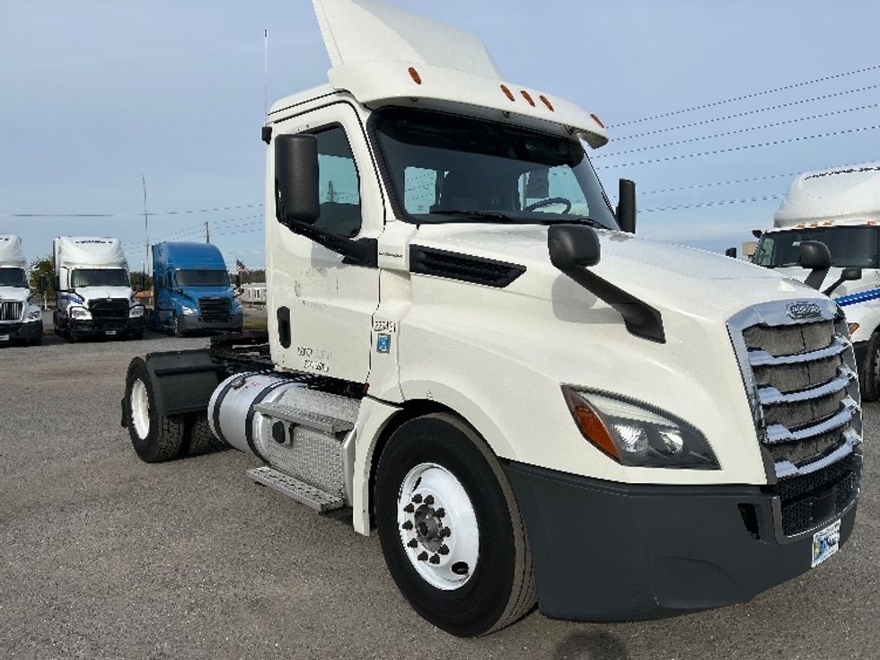 Day Cab Tractor-Heavy Duty Tractors-Freightliner-2019-T12642ST-Ocala-FL-352,179\n\t\tmiles-$ 48,000 - Image 1