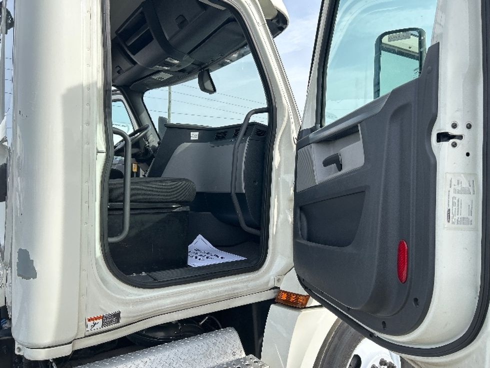 Day Cab Tractor-Heavy Duty Tractors-Freightliner-2019-T12642ST-Ocala-FL-352,179\n\t\tmiles-$ 48,000 - Image 12