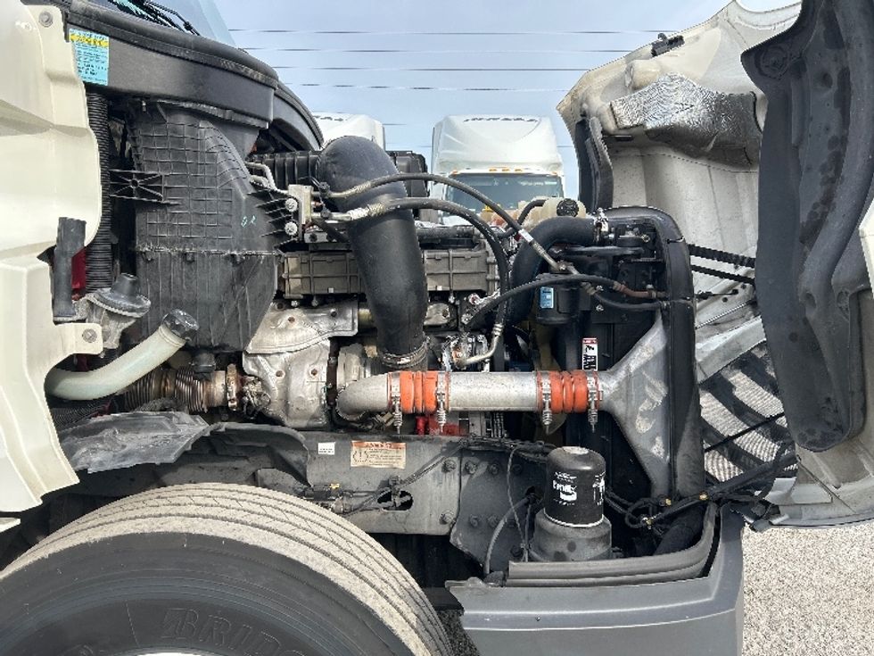 Day Cab Tractor-Heavy Duty Tractors-Freightliner-2019-T12642ST-Ocala-FL-352,179\n\t\tmiles-$ 48,000 - Image 15