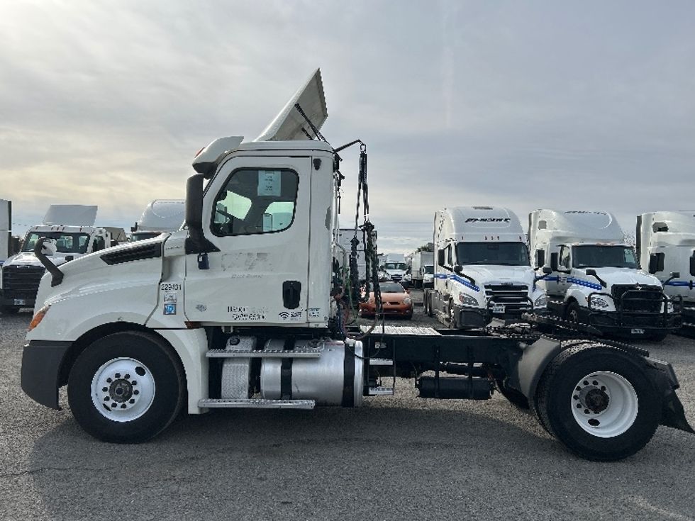 Day Cab Tractor-Heavy Duty Tractors-Freightliner-2019-T12642ST-Ocala-FL-352,179\n\t\tmiles-$ 48,000 - Image 4