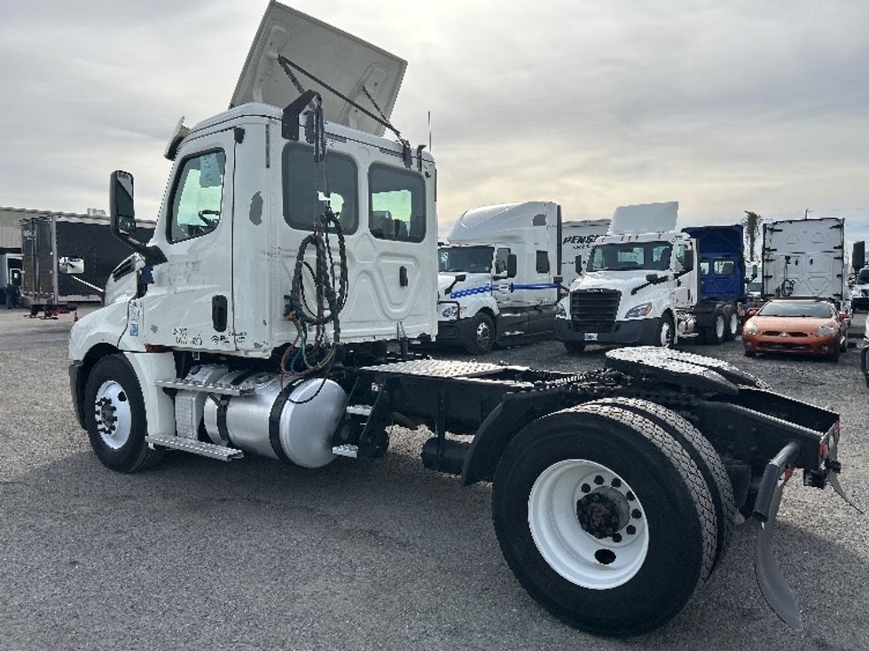 Day Cab Tractor-Heavy Duty Tractors-Freightliner-2019-T12642ST-Ocala-FL-352,179\n\t\tmiles-$ 48,000 - Image 5